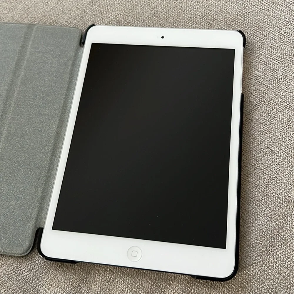 Ipad Mini White MD531ll/A - Still works